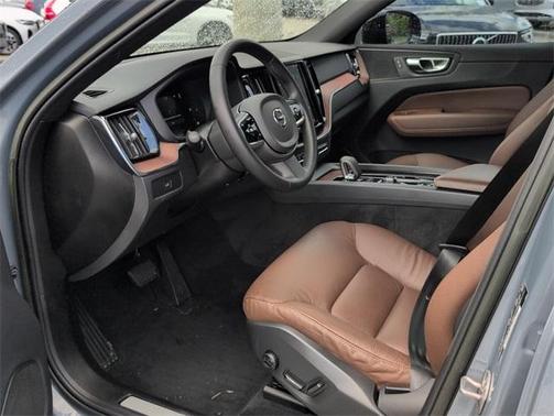 2023 Volvo XC60 B5 Plus Dark Theme