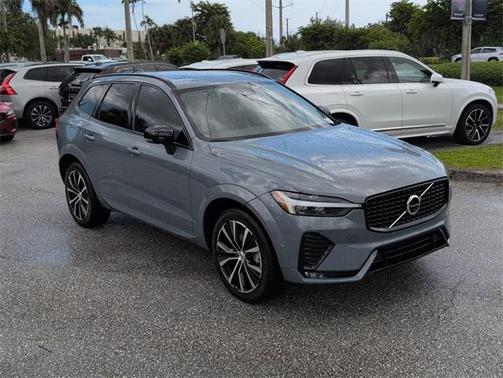 2023 Volvo XC60 B5 Plus Dark Theme