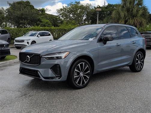2023 Volvo XC60 B5 Plus Dark Theme