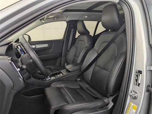 2024 Volvo XC40 B5 Plus Bright Theme