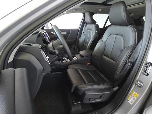 2023 Volvo XC40 B5 Plus Bright Theme