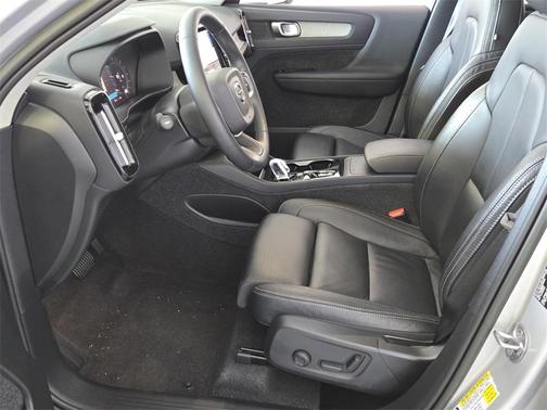 2023 Volvo XC40 B5 Plus Bright Theme