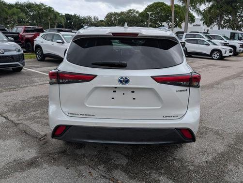 Pearl 2023 Toyota Highlander Hybrid Limited