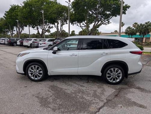 Pearl 2023 Toyota Highlander Hybrid Limited