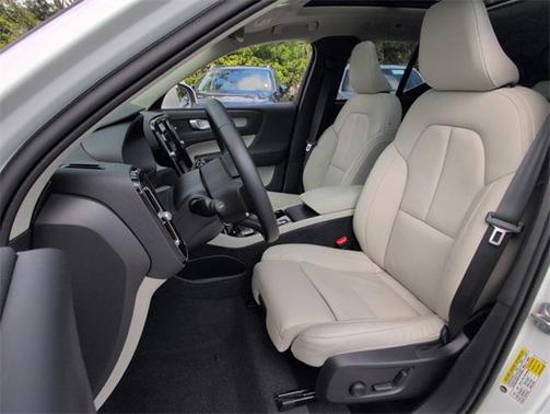 2023 Volvo XC40 B4 Plus Bright Theme