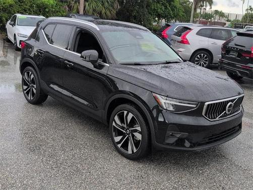 2023 Volvo XC40 B5 Plus Bright Theme