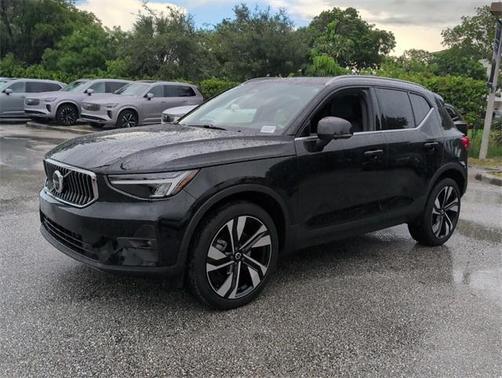 2023 Volvo XC40 B5 Plus Bright Theme
