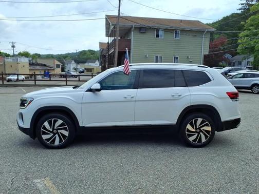 Opal White Pearl Effect 2024 Volkswagen Atlas 2.0T SEL