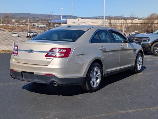 2017 Ford Taurus SE