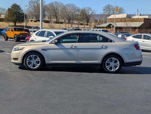 2017 Ford Taurus SE
