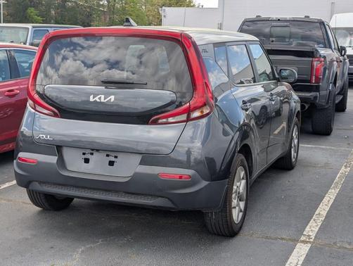 Gravity Gray 2022 Kia Soul LX