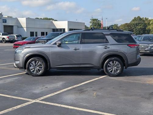 2024 Nissan Pathfinder SV