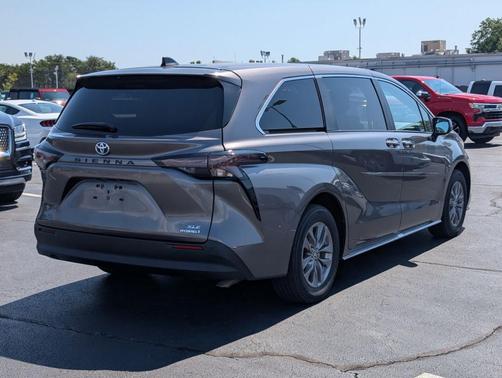 2024 Toyota Sienna XLE