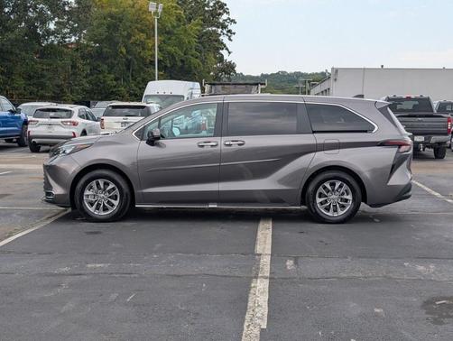 2024 Toyota Sienna XLE