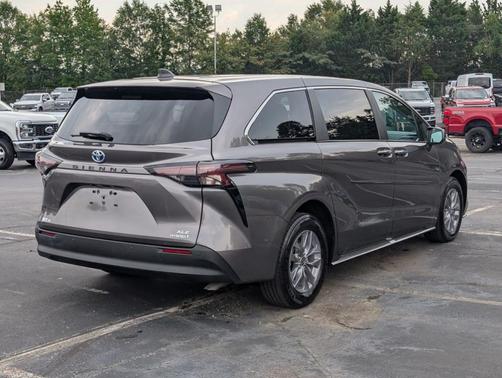 2024 Toyota Sienna XLE