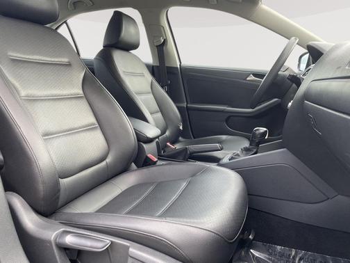 Platinum Gray Metallic 2014 Volkswagen Jetta Auto SE