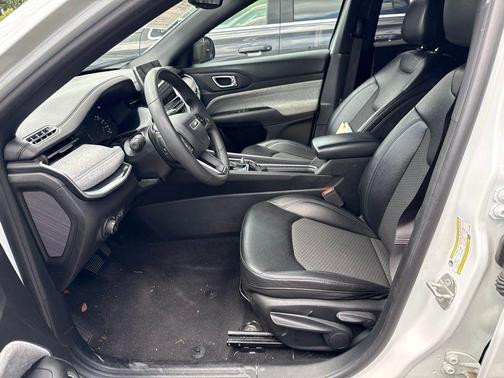 Bright White Clearcoat 2024 Jeep Compass Latitude