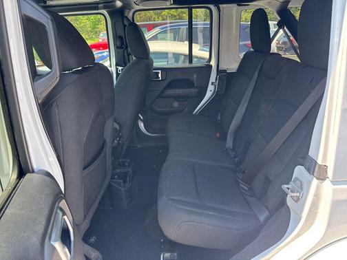 Bright White Clearcoat 2019 Jeep Wrangler Unlimited Sahara