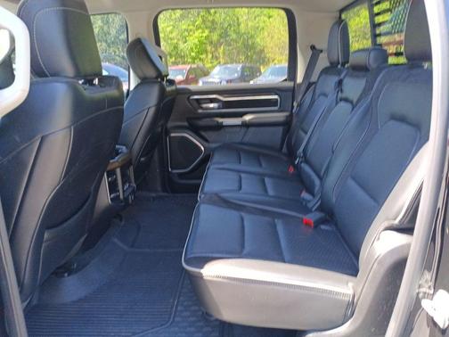 Diamond Black Crystal Pearlcoat 2022 RAM 1500 Laramie