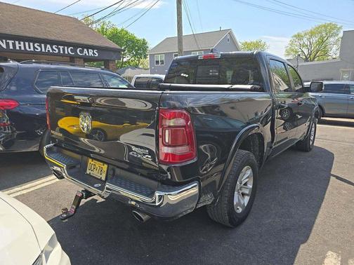Diamond Black Crystal Pearlcoat 2022 RAM 1500 Laramie