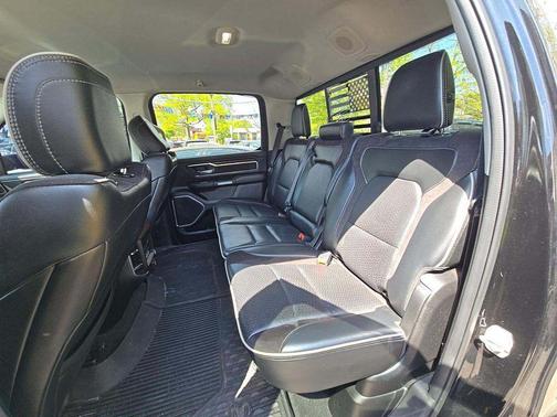 Diamond Black Crystal Pearlcoat 2022 RAM 1500 Laramie