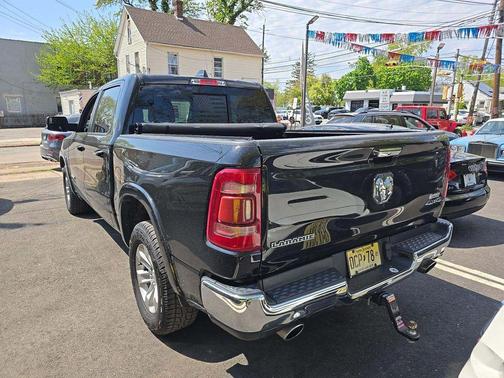 Diamond Black Crystal Pearlcoat 2022 RAM 1500 Laramie