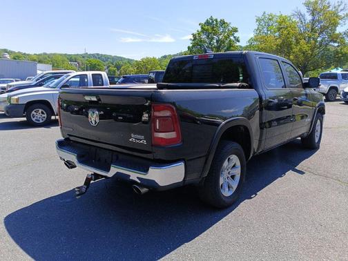 Diamond Black Crystal Pearlcoat 2022 RAM 1500 Laramie