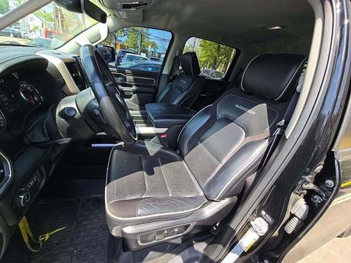 Diamond Black Crystal Pearlcoat 2022 RAM 1500 Laramie
