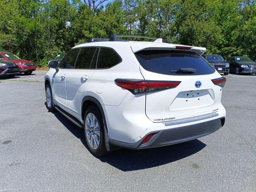 Wind Chill Pearl 2022 Toyota Highlander Hybrid Limited