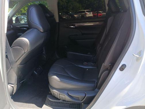 Wind Chill Pearl 2022 Toyota Highlander Hybrid Limited