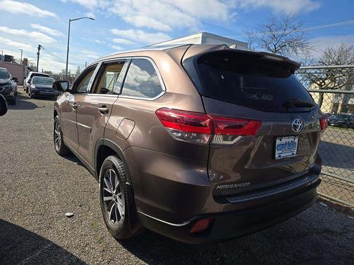 Walnut 2019 Toyota Highlander XLE