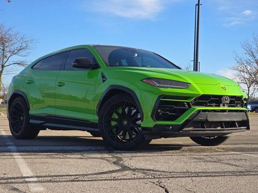2021 Lamborghini Urus Pearl Capsule