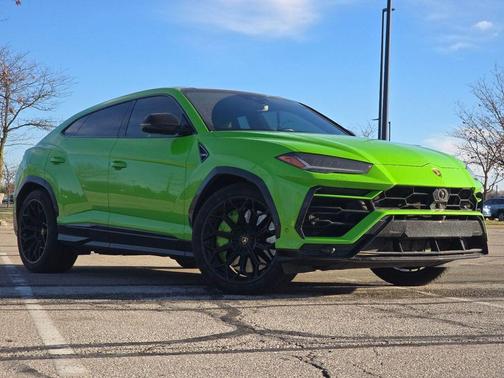 2021 Lamborghini Urus Pearl Capsule
