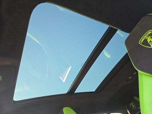 2021 Lamborghini Urus Pearl Capsule