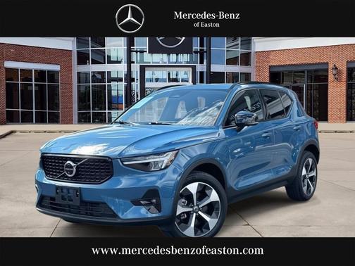 2024 Volvo XC40 B5 Plus Dark Theme
