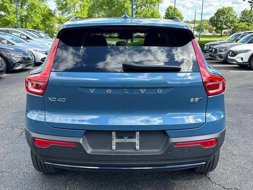2024 Volvo XC40 B5 Plus Dark Theme