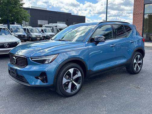 2024 Volvo XC40 B5 Plus Dark Theme
