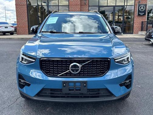 2024 Volvo XC40 B5 Plus Dark Theme