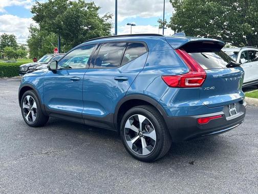 2024 Volvo XC40 B5 Plus Dark Theme