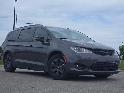 Granite Crystal Clearcoat Metallic 2020 Chrysler Pacifica Hybrid Limited