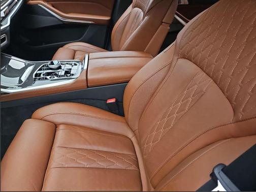 2023 BMW X7 M60i