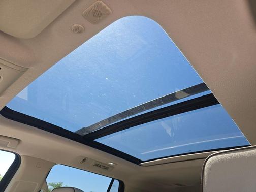 White Frost Tri-Coat 2022 GMC Yukon Denali