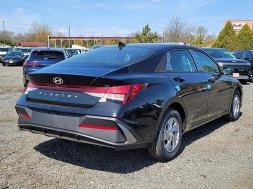 Abyss Black 2026 Hyundai ELANTRA SE