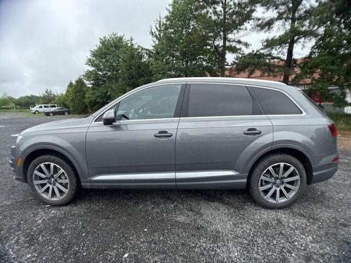 Graphite Gray Metallic 2017 Audi Q7 3.0T Premium