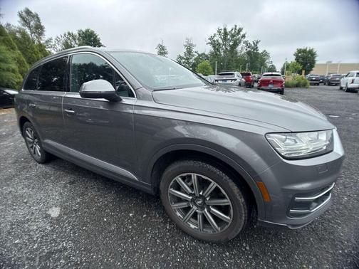 Graphite Gray Metallic 2017 Audi Q7 3.0T Premium