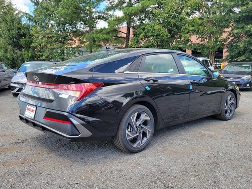 2025 Hyundai ELANTRA Limited