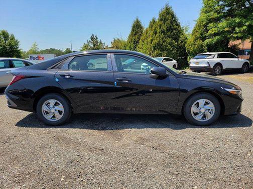 Abyss Black 2026 Hyundai ELANTRA SE