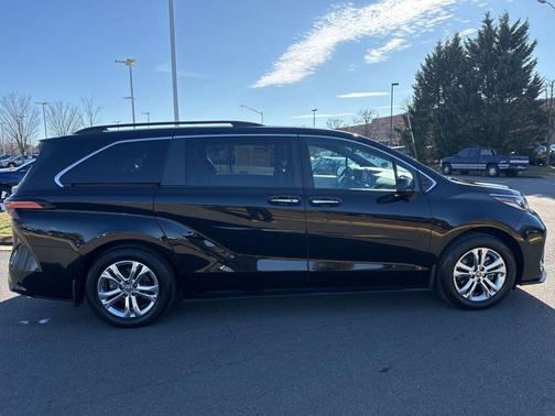 2023 Toyota Sienna XSE 7 Passenger