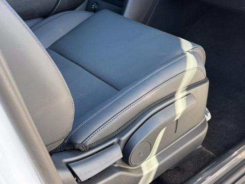 Creamy White Pearl 2027 Hyundai Palisade Hybrid Blue SEL 7P