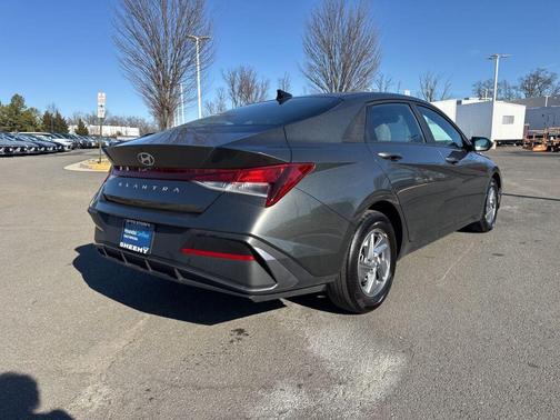 2024 Hyundai ELANTRA SE